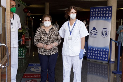 Doria Anatolia Ramos, de 84 años, y usuaria del Hospital Nuestra Señora de Los Dolores, fue la primera persona en recibir ayer domingo, 27 de diciembre, la primera dosis de la vacuna contra la COVID-19 de Pfizer en Canarias.