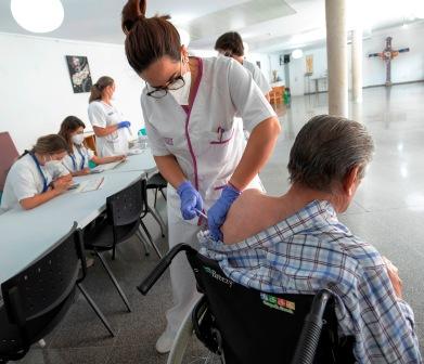 El IASS comienza a vacunar con la tercera dosis a mayores de sus centros residenciales
