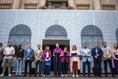 En el exterior del Palacio Insular se procedió a la lectura de un manifiesto con motivo de la conmemoración del 25N