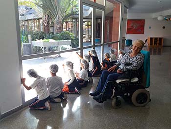 Escolares y personas mayores