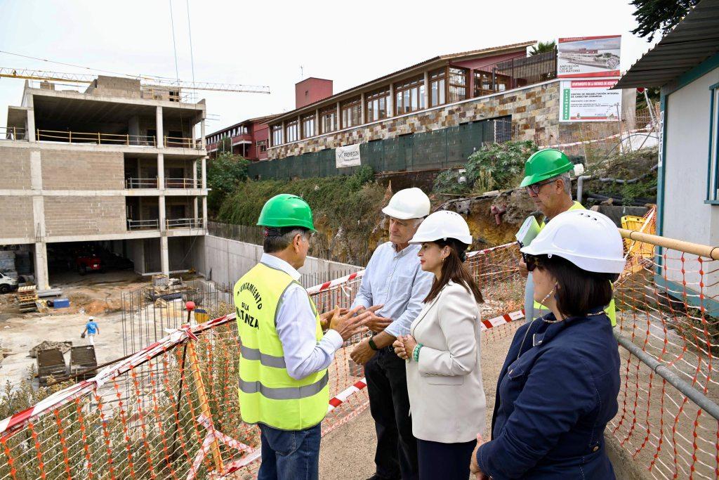 La consejera de Acción Social, Águeda Fumero, visitó las obras de este centro comarcal, junto al alcalde de La Matanza, Ignacio Rodríguez