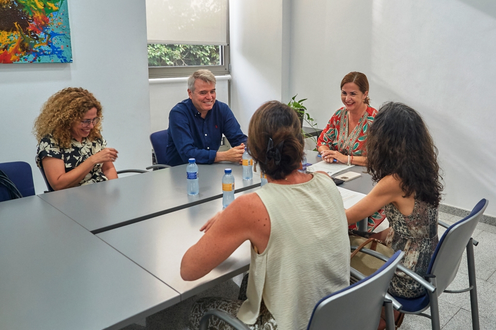 Reunión de la consejera Águeda Fumero con representantes de APEDECA 