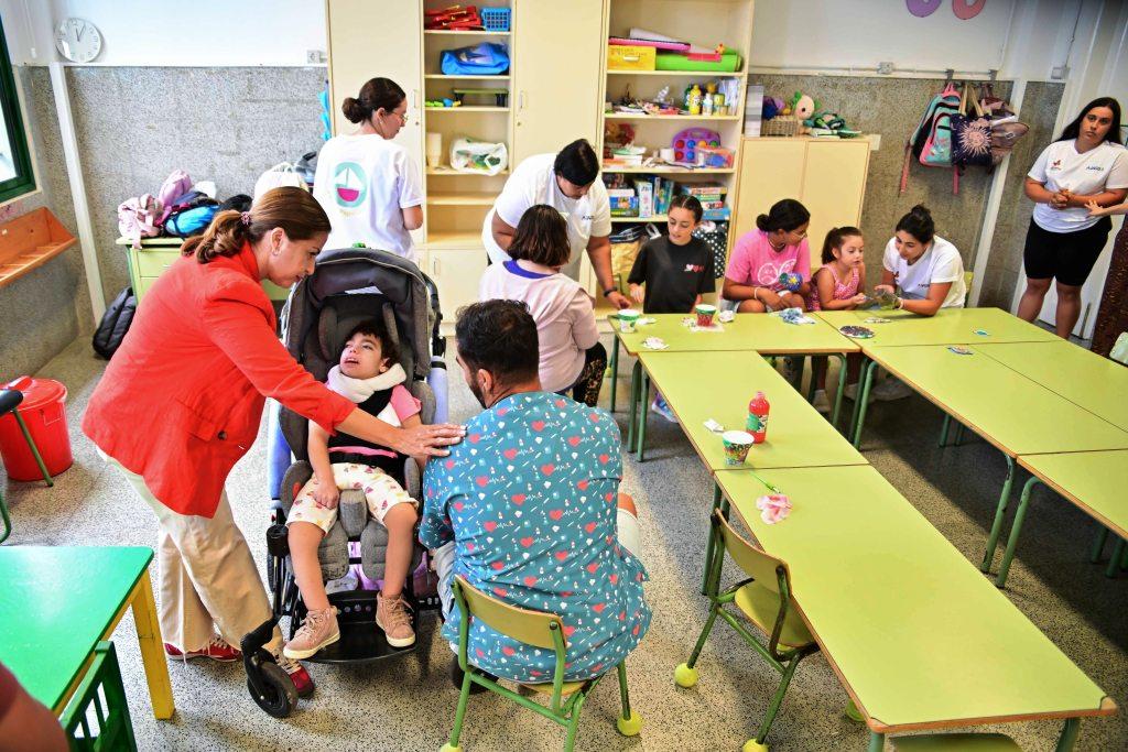 La consejera Águeda Fumero visita campamento inclusivo