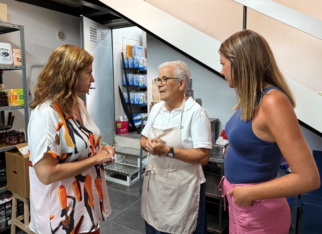 La consejera Águeda Fumero, en un momento de la visita Comedor Social La Milagrosa