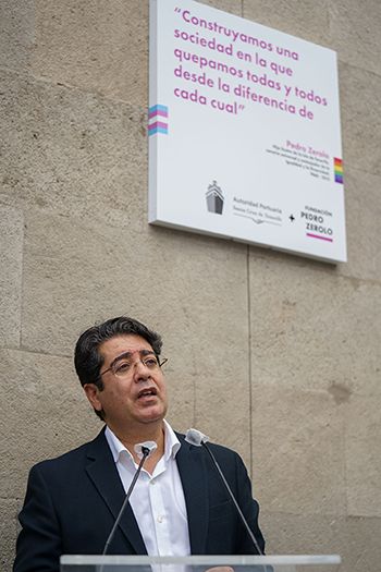 Los puertos de la provincia recuerdan a  Pedro Zerolo a través de placas con sus frases