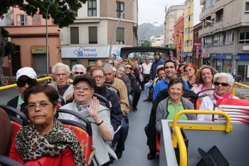  cabildo lleva  paseo a  mayores  santa cruz en  guagua tur stica